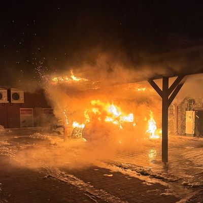 FW-AUR: Zeitgleich brennt PKW unter Holzcarport