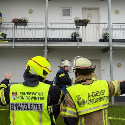 FW Königswinter: Gemeldeter Zimmerbrand in Wohneinrichtung stellt sich als angebranntes Essen heraus