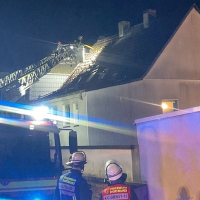 FW-DO: Ausgedehnter Dachstuhlbrand in der Ruinenstraße