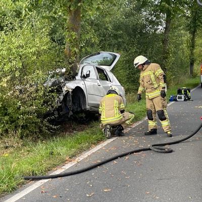 FW Lehrte: PKW-Fahrer überlebt Kollision mit Baum nicht