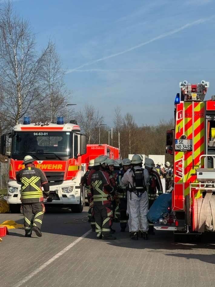 FW Norderstedt: Gefahrguteinsatz Lemsahler Weg