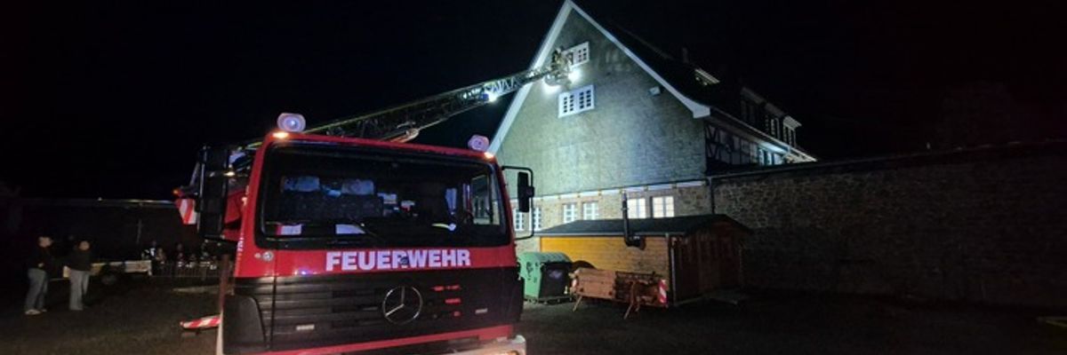 FW-OE: Brennt Hackschnitzelheizung - Mehrere Personen im Gebäude