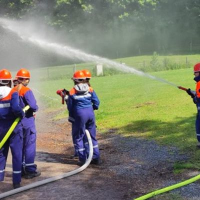 FW-AR: Jugendfeuerwehr trainiert Einsatzrealität