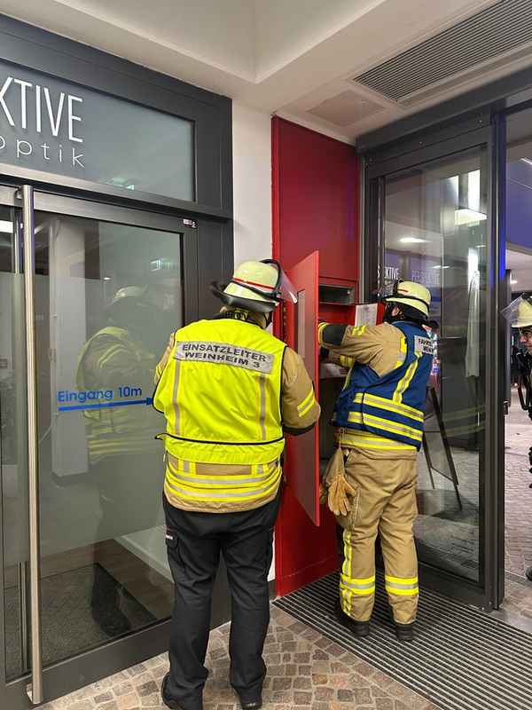FW Weinheim: Handdruckmelder missbraucht - Weinheimer Feuerwehr rückt umsonst ins Karlsberg Carré aus