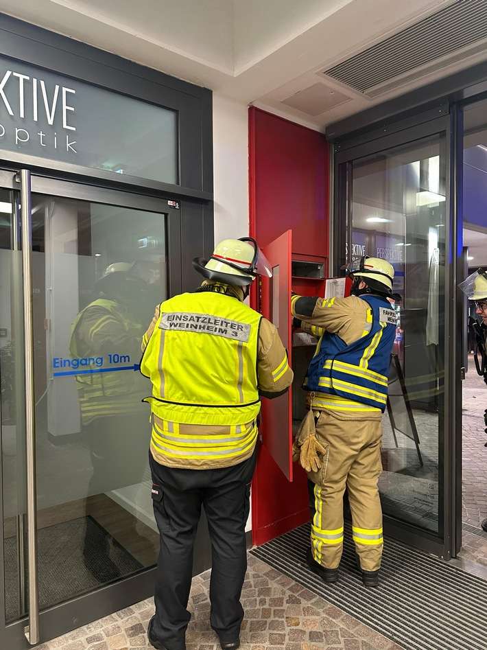 FW Weinheim: Handdruckmelder missbraucht - Weinheimer Feuerwehr rückt umsonst ins Karlsberg Carré aus