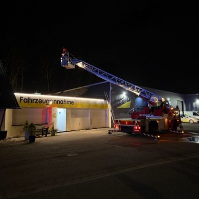 FW-EN: Feuerwehr und THW beseitigen umgestürzten Baum an Wohn- und Geschäftsgebäude