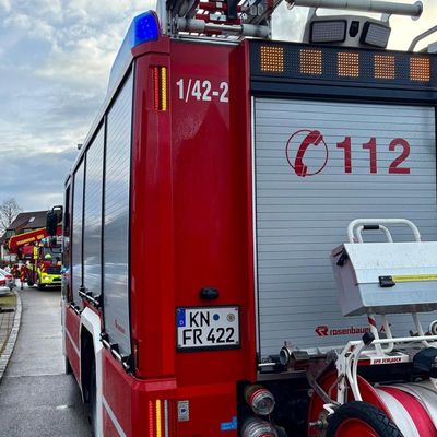 FW Reichenau: Person aus 1. Obergeschoß gerettet, Reichenau-Lindenbühl, 23.02.2026