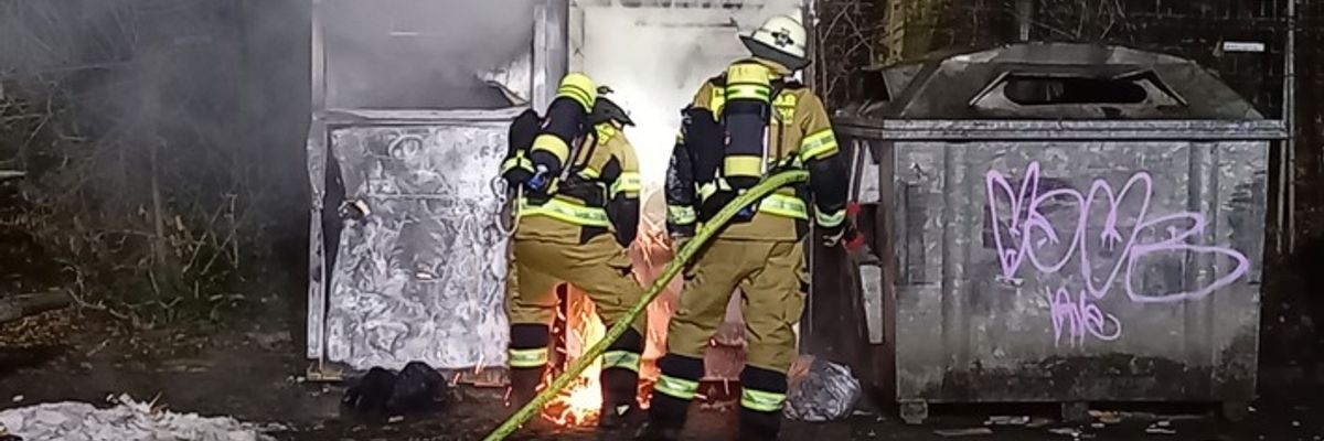 FW-EN: Zwei Altkleidercontainer in Vollbrand - Feuerwehr verhindert Ausbreitung
