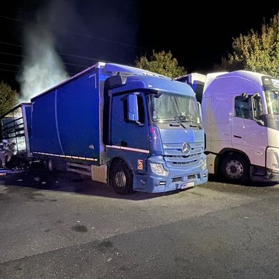 FW Lehrte: LKW-Anhänger brennt auf dem Autohof Lehrte an der Westtangente