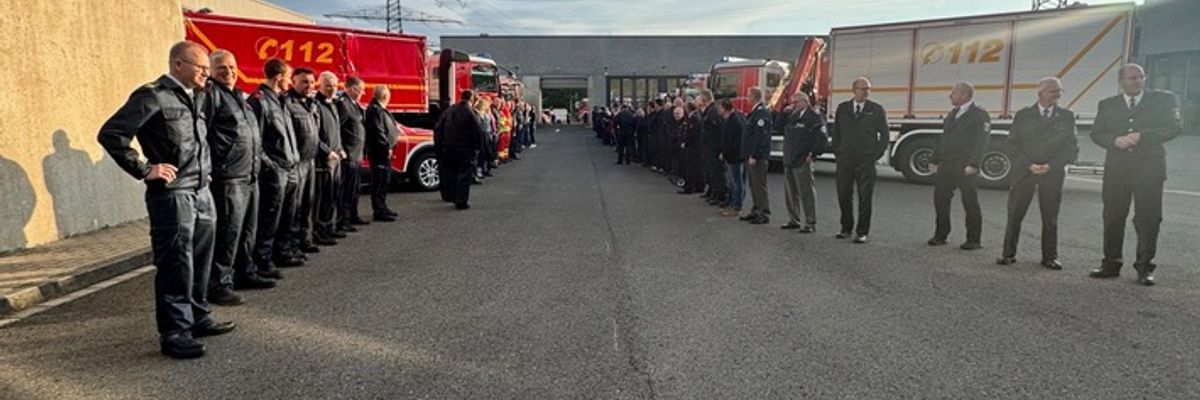 FW Dinslaken: Feuerwehrchef Ulrich Borgmann nach fast 40 Jahren verabschiedet