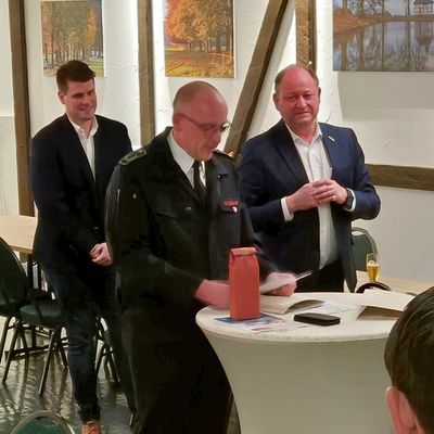 FW Ense: Feuerwehr Ense verabschiedet Leiter der Feuerwehr - Wechsel in der Wehrführung