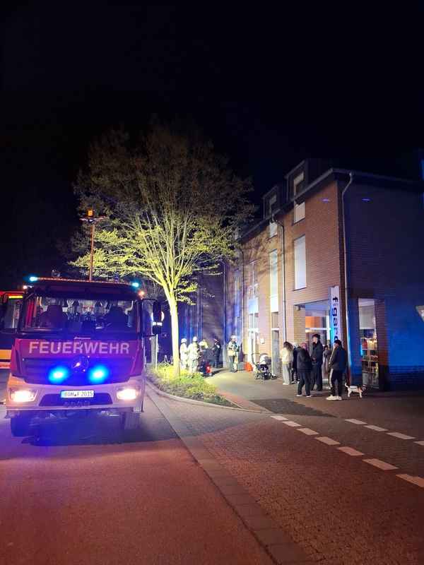 FW Bocholt: Küchenbrand mit einer verletzten Person
