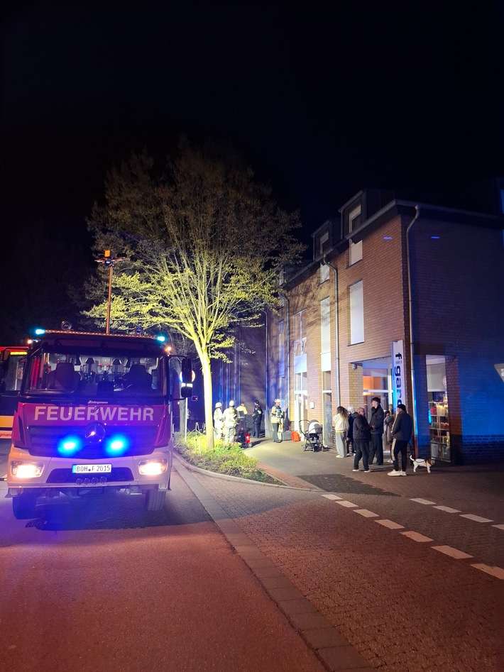 FW Bocholt: Küchenbrand mit einer verletzten Person
