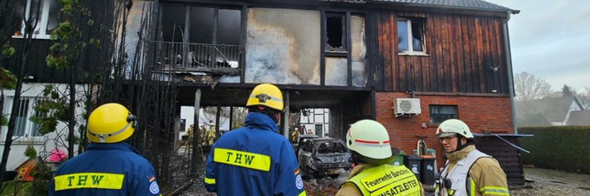 FW Burscheid: Fachwerkhaus bei Brand zerstört