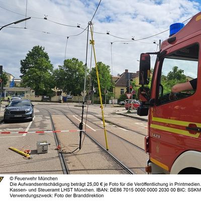FW-M: Lkw reißt Stromleitung ab - zwei Personen in Pkw eingeschlossen (Ramersdorf)