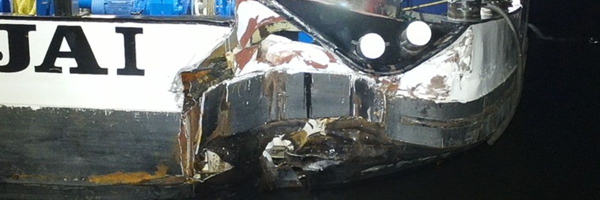 FW-DO: Frachtschiff nach Kollision mit Spundwand beschädigt