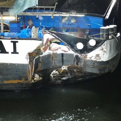 FW-DO: Frachtschiff nach Kollision mit Spundwand beschädigt
