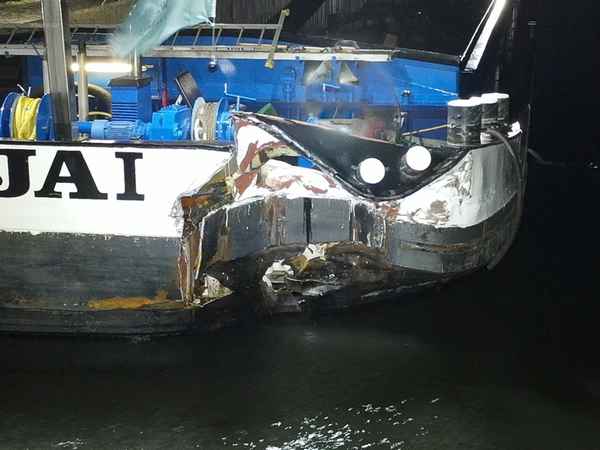 FW-DO: Frachtschiff nach Kollision mit Spundwand beschädigt