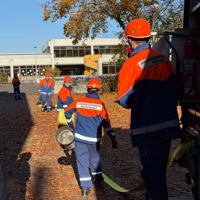 FW Beverungen: 130 Jahre Jugendarbeit der Feuerwehr Beverungen: Dreifach-Jubiläum mit Leistungsabnahme am Schulzentrum