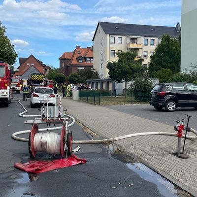 FW Lehrte: Schneller Einsatz der Feuerwehr verhindert Brandausbreitung im Mehrfamilienhaus