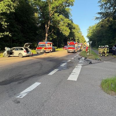 FW Speyer: +++ Frontalzusammenstoß Iggelheimer Straße +++ Drei Verletzte +++ Straße voll gesperrt +++ Umfahren Sie den Bereich +++