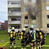 FW-E: Fahrradakkus brennen in einer Wohnung im Mehrfamilienhaus - Fluchtweg für Mieter durch Brandrauch abgeschnitten - Menschenrettung über tragbare Leitern