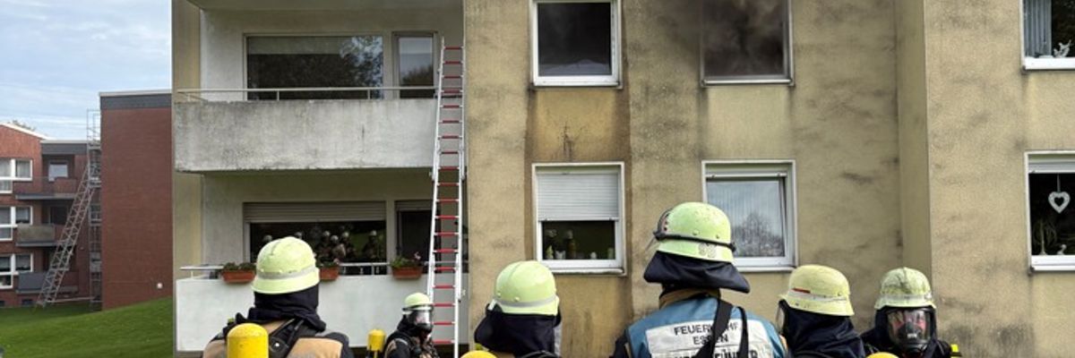 FW-E: Fahrradakkus brennen in einer Wohnung im Mehrfamilienhaus - Fluchtweg für Mieter durch Brandrauch abgeschnitten - Menschenrettung über tragbare Leitern