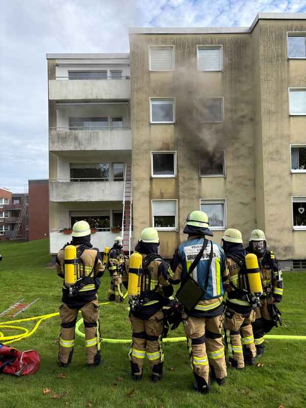 FW-E: Fahrradakkus brennen in einer Wohnung im Mehrfamilienhaus - Fluchtweg für Mieter durch Brandrauch abgeschnitten - Menschenrettung über tragbare Leitern