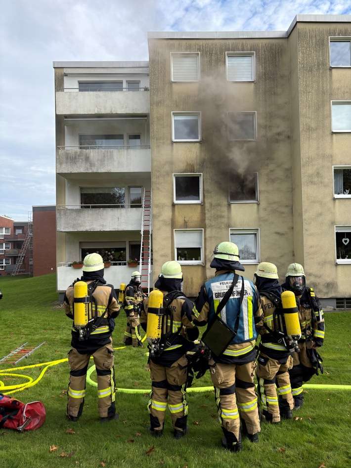 FW-E: Fahrradakkus brennen in einer Wohnung im Mehrfamilienhaus - Fluchtweg für Mieter durch Brandrauch abgeschnitten - Menschenrettung über tragbare Leitern