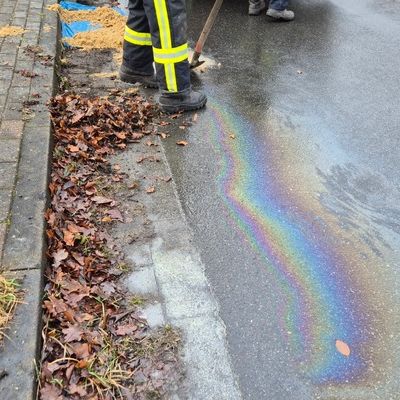 FW Südheide: Mehrere kilometerlange Ölspur im Ortsgebiet von Beckedorf