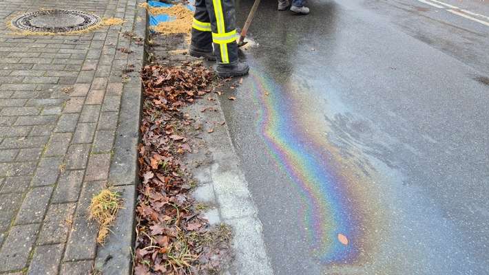FW Südheide: Mehrere kilometerlange Ölspur im Ortsgebiet von Beckedorf
