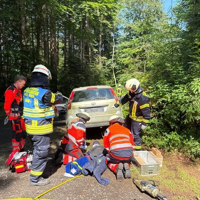 FW-AUR: Feuerwehr und Rettungsdienst trainieren komplexe Unfallszenarien