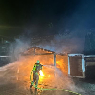 FW-WRN: Ausgedehnter Carportbrand in der Mozartstraße
