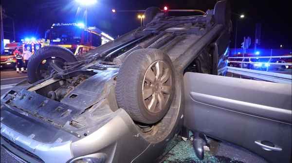 FW Dresden: Verkehrsunfall - Feuerwehr rettet Person aus umgekippten PKW