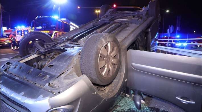 FW Dresden: Verkehrsunfall - Feuerwehr rettet Person aus umgekippten PKW