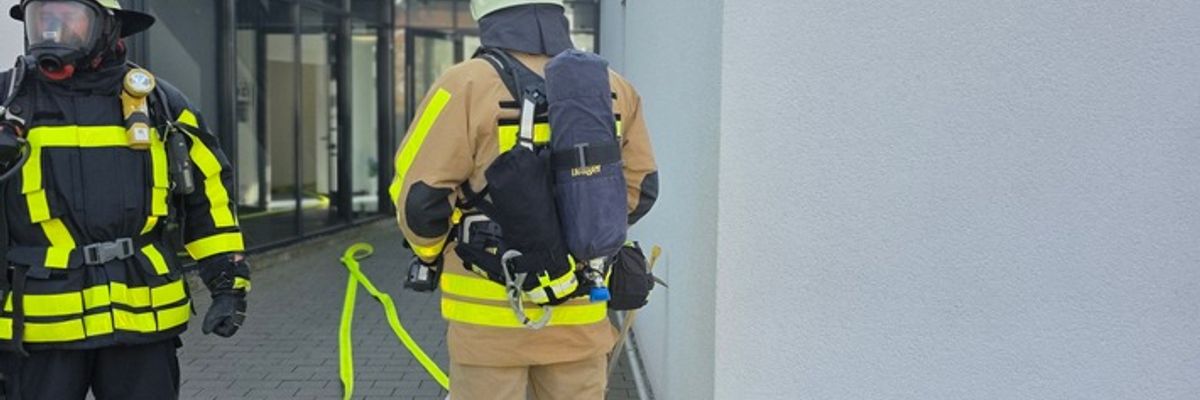 FW Grevenbroich: Zimmerbrand in Frimmersdorf - Feuerwehr rettet Frau aus verrauchter Wohnung