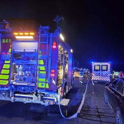 FW-ROW: Nächtlicher Feuerwehreinsatz sorgt für Vollsperrung der Autobahn A1 Höhe Grundbergsee