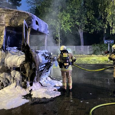 FW Lehrte: LKW-Fahrer kann sich aus brennender Fahrerkabine retten
