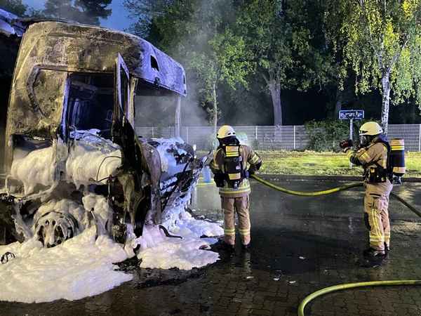 FW Lehrte: LKW-Fahrer kann sich aus brennender Fahrerkabine retten