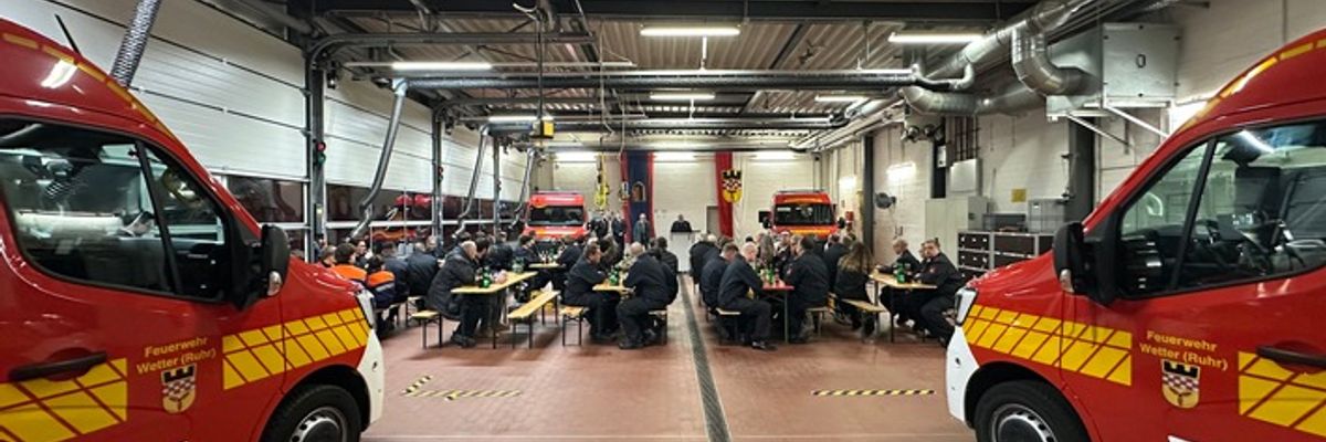 FW-EN: Bürgermeister übergibt vier neue Mannschaftstransportfahrzeuge an die Feuerwehr Wetter (Ruhr)