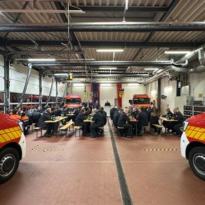 FW-EN: Bürgermeister übergibt vier neue Mannschaftstransportfahrzeuge an die Feuerwehr Wetter (Ruhr)