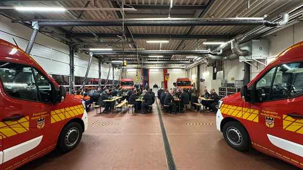 FW-EN: Bürgermeister übergibt vier neue Mannschaftstransportfahrzeuge an die Feuerwehr Wetter (Ruhr)