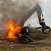 FW Bremerhaven: Bagger im Vollbrand gelöscht
