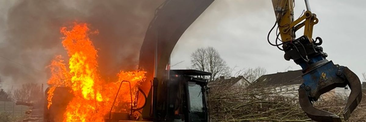 FW Bremerhaven: Bagger im Vollbrand gelöscht