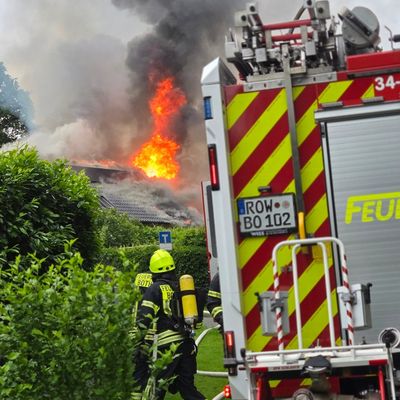 FW-ROW: Gebäudebrand in Söhlingen fordert zahlreiche Einsatzkräfte - Wohnhaus vollständig zerstört