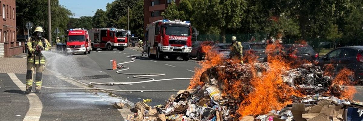 FW Moers: Brennendes Müllfahrzeug in Moers-Mitte / Besatzung reagiert vorbildlich