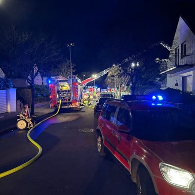FW-NE: Wohnungsbrand am 24.12.2025 in einem Mehrfamilienhaus greift auf Dachstuhl über. Mehrere Personen über tragbare Leitern gerettet.