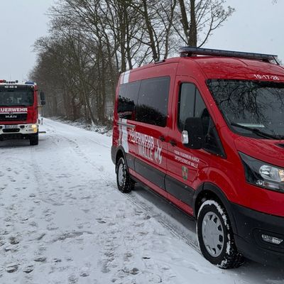 FW-AUR: Umgestürzter Anhänger versperrt Fahrbahn