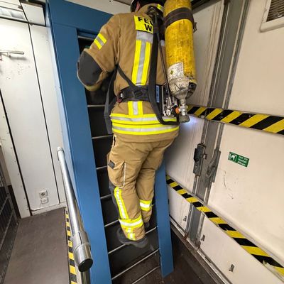 FW Weinheim: Belastung unter Druck-Feuerwehrleute in der Atemschutzstrecke