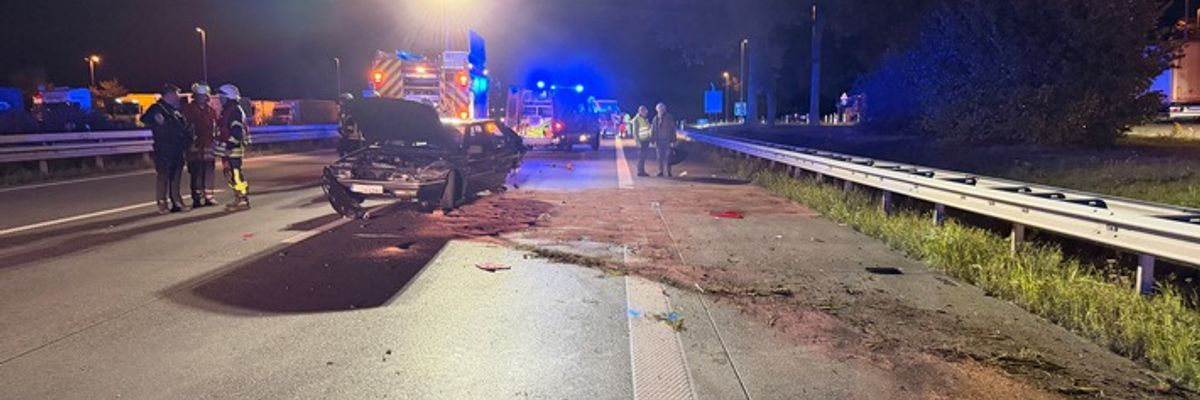 FW-ROW: Großes Trümmerfeld nach Auffahrunfall auf der A1